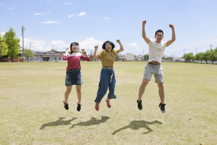 思いっきりジャンプしたい！そんな気持ちにさせてくれる、広大なグラウンド